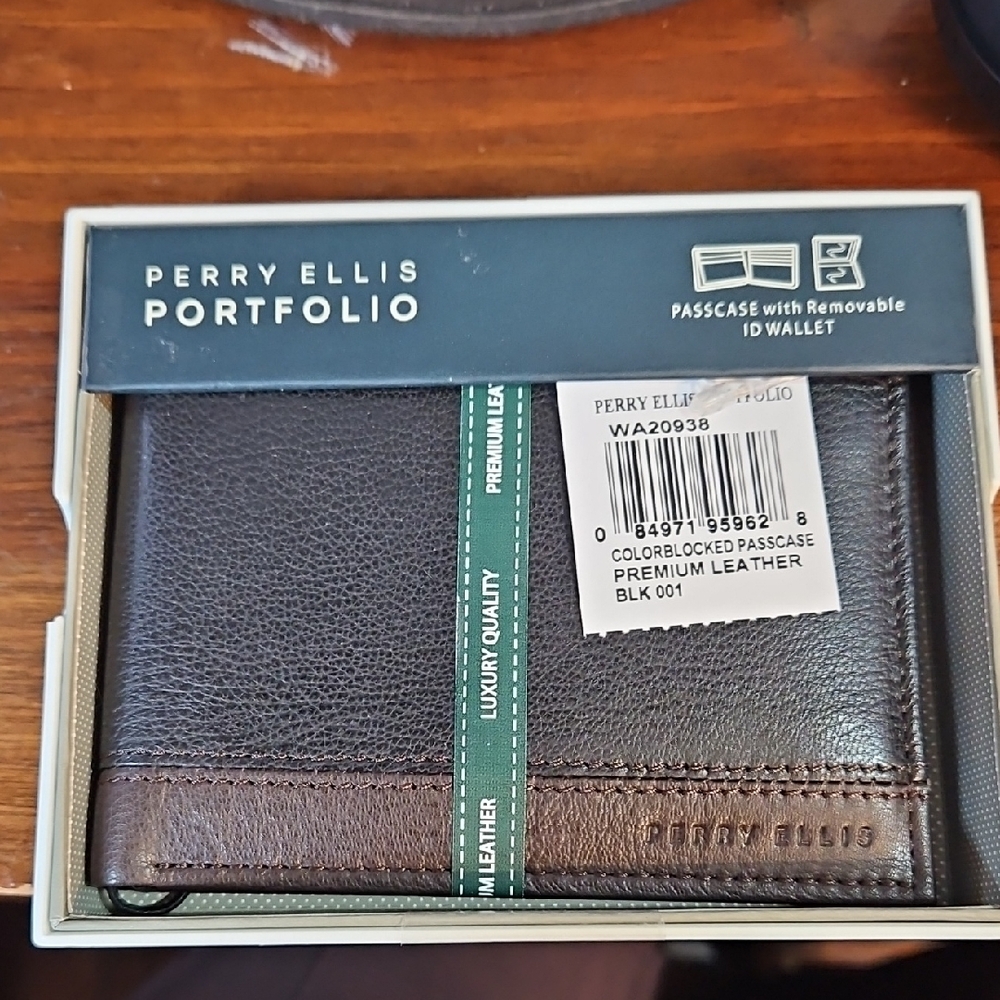 Perry Ellis Portfolio Black and Brown Leather Card Holder